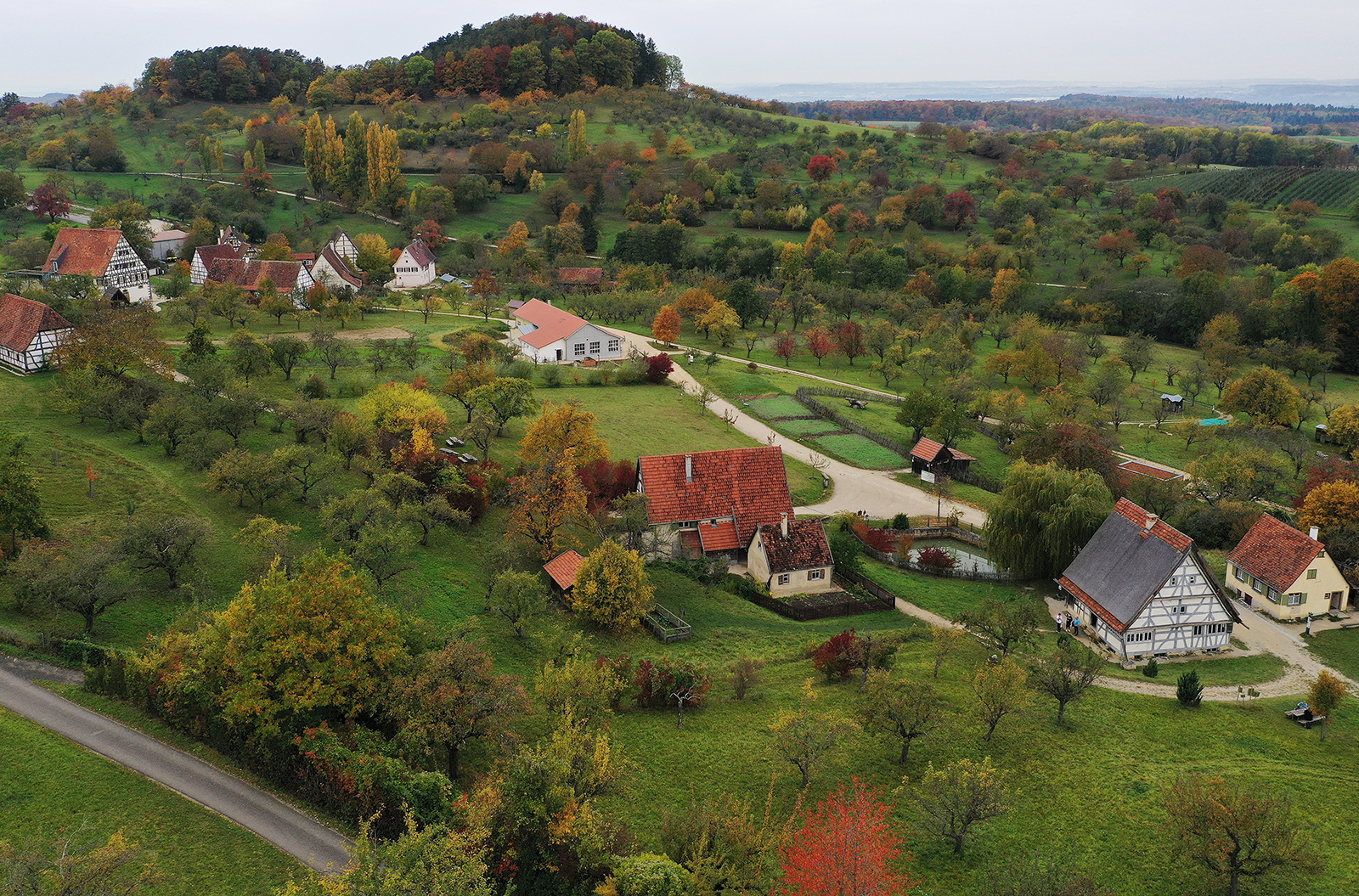Inmitten des schwäbischen Streuobstparadieses am Albtrauf zwischen Burg Hohenneuffen und Burg Teck liegt das Freilichtmuseum Beuren.