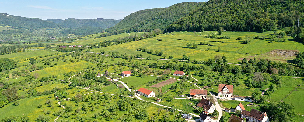 Blick über das Museumsdorf Richtung Lenninger Tal 999x400